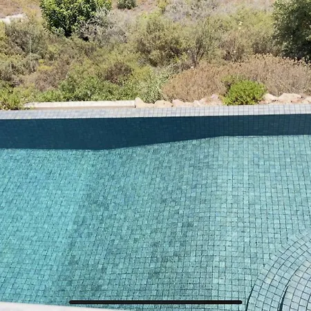 Minthis Cherry بيت خشبي